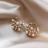 Pendientes geométricos de perlas y circonitas transfronterizos europeos y americanos, pendientes exquisitos de nicho de lujo ligero de alta gama, accesorios para orejas simples y elegantes para mujer