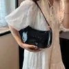 Nuevo bolso de hombro de verano para mujer, bolso de axila elegante y simple, bolso de mano de charol retro de nicho, brillante, a la moda para mujer