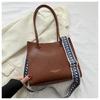 Bolso de hombro moderno con correa de diseño en relieve Nuevo 2023 Invierno Bolso de hombro con textura para ir al trabajo Bolso popular de moda