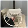 Bolsa de Ombro Estilosa Francesa de Alta Qualidade para Mulheres 2025 Nova Versátil e Exquisita Bolsa de Ombro Retrô
