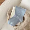 Calcetines de rayas verticales de color café de alta calidad, color liso, para mujer, calcetines de media pantorrilla para primavera y verano, calcetines holgados versátiles estilo miu para primavera y otoño