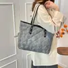 Bolso de Hombro Minimalista de Moda Estilo Coreano 2026 Nuevo Versátil Diseño para Viajes Diarios Bolso Tote Acolchado de Gran Capacidad