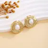 Pendientes de Perla con Textura de Lazo de Flor Europeos y Americanos Transfronterizos para Mujer Lujo Ligero Sentido de Alta Gama Moda Metálica Pendientes Distintivos