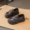 Zapatos pequeños de cuero para niñas, nueva colección otoño/invierno 2026, estilo británico, suela suave, diseño sin cordones, versátiles, estilo princesa, adecuados para estudiantes y actuaciones