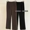 Super confortável! Calças pretas, de corte justo, levemente abertas na barra, que fazem suas pernas parecerem mais longas e finas! Calça preta minimalista de corte reto sem cós