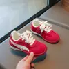 Sapatos femininos 2026 novo modelo primavera e outono, tênis de treino infantis em malha respirável, tênis leves de sola macia para meninas e meninos