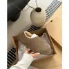 Mocassins de pelúcia retrô com bico redondo para mulheres, novo modelo outono e inverno 2026, sapatos casuais versáteis slip-on com sola macia Birkenstock