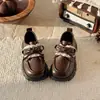 Sapatos de couro para meninas, nova coleção primavera/outono 2026, sapatos pequenos de couro com sola macia e laço, sapatos de princesa para bebê, mocassins, estilo moderno