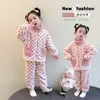Conjunto de pijama de fleece coral para meninas para outono e inverno de 2026, novo roupão infantil de flanela espessada para meninas