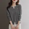 Suéter de fio core-spun de três fios com padrão de coração para mulheres, novo estilo primavera e outono, combinado com uma saia, top de malha com fenda, camisa base slim-fit que valoriza a silhueta.