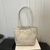 Bolso de hombro tote versátil con patrón hueco tejido de nicho europeo y americano, nuevo de moda otoño 2026