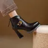 Botas de Cano Curto Plataforma Salto Bloco Fecho de Fivela Bico Fino Versátil Novidade Outono/Inverno 2026 Botas Fashion para Mulheres
