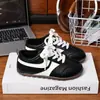 Otoño 2026 Nuevo Moda Infantil Versátil Ligero Suela Blanda Zapatos de Entrenamiento Alemanes Tenis Casuales de Bloques de Color Zapatos Planos