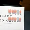 Uñas postizas estilo francés en rosa nude con bordes blancos y lunares verdes, sencillas y frescas, estilo ins, uñas cortas para mujeres profesionales, con un toque de alta gama