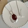 Colar Pingente Gota d'Água em Madeira Plissada Oca, Corrente de Clavícula Fashion, Simples e Versátil, Joia Elegante de Nicho de Alto Padrão