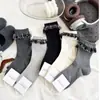 Novas meias de outono e inverno de altura média para mulheres, meias empilhadas de agulha dupla estilo japonês, meias longas decorativas de algodão respiráveis, atacado do fabricante