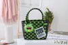 Bolso pequeño cuadrado tejido de plástico a juego con el color, cesta de regalo de mano, bolso de mano casual versátil para mujer, bolsa de compras, cesta de verduras