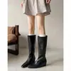 Primeiro Encontro Botas Longas Ji Xiaogezhi Femininas para Aumentar a Altura 2026 Novo Estilo Outono Botas de Equitação Quadradas Emagrecedoras Botas Versáteis de Cano Reto