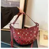 Bolsa de Dumpling com Rebites Estilo Motociclista Europeia e Americana Transfronteiriça, Bolsa de Moda Doce e Descolada Estilo Hot Girl para o Dia a Dia, Bolsa Transversal de Ombro Único Personalizada