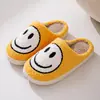 Zapatillas de algodón con cara sonriente de venta caliente en comercio electrónico transfronterizo al por mayor para mujer, lindas zapatillas de casa de dibujos animados de invierno cálidas con suelas gruesas para uso doméstico