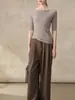 Top de punto para mujer con patrón de espiga, hombros descubiertos y manga media, con una sensación suave y texturizada, corte ajustado y estilo elegante