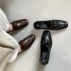 Zapatos de Cuero Pequeños para Viajar con Hebilla de Metal y Diseño Knock Fan Piel de Vaca Zapatos de Tacón Medio Grueso Tipo Mocasín 2025 Primavera de Cuero Genuino de Boca Profunda de una Sola Capa para Mujer