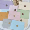Amazon en stock 110g cartulina de colores sobre europeo No. 7 Tarjeta de invitación A5 tarjeta de felicitación invitación sobre de color estilo occidental