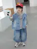 Conjunto de Três Peças de Colete Jeans para Meninos Primavera e Outono Estilo Coreano Roupa Estilosa e Descolada Infantil para Meninos Jovens