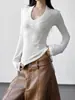 2025 Nova Roupa de Inverno Camiseta de Manga Longa, Design Feminino com Decote em V Emagrecedor, Camiseta Básica Branca Feminina