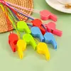 Juguetes de puesto callejero al por mayor, juguetes coloridos para niños, silbatos, accesorios para animar fiestas, silbatos de plástico, silbatos de jardín de infantes
