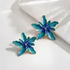Pendientes de botón de metal esmaltado con flor cruzada estilo europeo y americano, pendientes pequeños y frescos estilo vacacional para mujer, joyería para el oído de lujo ligero y alta gama, venta al por mayor