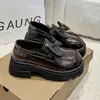 Mocasines de suela gruesa con correa de moño para mujer, nuevos zapatos pequeños de cuero estilo JK primavera 2026, zapatos de plataforma versátiles de suela blanda