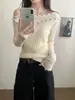 Top de punto blanco de manga larga asimétrico y con hombros descubiertos estilo coreano para mujer, colección de otoño, diseño único y hermoso, perfecto como capa interior para lucir la clavícula, 2510