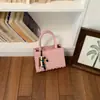 Bolsa Nicho Estilo Motociclista para Mulheres 2026 Primavera/Verão Nova Bolsa Quadrada Pequena com Rebites Bolsa de Ombro Fashion para o Dia a Dia Bolsa Transversal