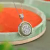 Yuebao Joyería Jade Hetian Plata de Ley S925 Safirina Fantasma de Montaña Flor Hebilla de Paz Estilo Chino Nuevo Colgante de Plata Elegante Fábrica