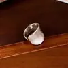 Anillo Abierto Redondo de Metal con Baño de Oro Real de 18K Superficie Lisa Estilo Novedoso de Alta Gama Joyería Minimalista Europea y Americana