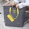 Bolsa tote de TNT cor de café, formato de meia-lua, com impressão personalizada de publicidade para lojas de roupas, uma sacola de presente comercial e ecológica