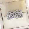 Conjunto de Brincos e Colar com Pingente de Trevo Totalmente Cravejado de Diamantes Corrente para Clavícula Joia Leve Versátil de Alta Qualidade Presente para Meninas