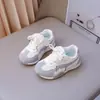 Zapatos de caminar transpirables retro para niñas, colección primavera/otoño 2026, zapatillas de malla ligeras antideslizantes para niños, zapatillas de entrenamiento alemanas para niños