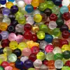 Botones, cuentas y cierres surtidos y coloridos en diseños semitransparentes, disponibles en varios estilos, incluyendo formas redondas e irregulares, para hacer joyería DIY