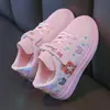 Nuevas zapatillas para niñas 2025 primavera y otoño nuevo dibujos animados princesa parte superior de cuero Velcro casual zapatos deportivos niños zapatos blancos