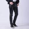 Pantalones de cuero finos de primavera y verano para jóvenes, ajustados y elásticos, de moda, con barra blanca en color, para internet.