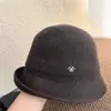Sombrero de Pescador Simple de Lana Tejida Estilo Coreano para Mujer, Ala Plegable, Calidez Otoño/Invierno, Hace que la Cara Parezca Más Pequeña, Logo Metálico, Estilo Nuevo, Sombrero de Pescador Versátil