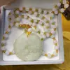Novo pingente de colar de jade branco leve de luxo imitação de bola de mármore branco unicórnio de dupla face corajoso fábrica direta para transmissão ao vivo