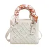 Bolsa transversal transfronteiriça, bolsa versátil, nova bolsa de mão, bolsa de mão com lenço de seda fashion, bolsa de ombro transversal de alta qualidade para mulheres