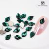 Nuevo Arte de Uñas Esmeralda Formas Fondo Plano Diamante Verde Oscuro Arte de Uñas Fondo Dorado Diamante Joyería Arte de Uñas Pedrería para Uñas