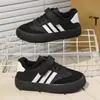 Sapatos de Menina Outono 2026 Novo Estilo Tênis Esportivo Infantil Versátil Mais Veludo Aquecimento Tênis de Skate de Menino Sapatos Casuais de Menina