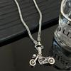 Colar com pingente de rosa em forma de coração quadrado personalidade da marca retrô doce estilo preto fita espadas uma motocicleta pingente único acessórios