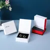 Set de joyero de alta gama con veta de madera en esquema de colores rojo y blanco, incluyendo un anillo, pendientes y pulsera, con diseños en relieve; cajas de joyería al por mayor