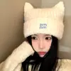 2026 Outono/Inverno Chapéu Gorro de Tricô com Orelhas de Gato Fofas e Letras para Mulheres Grande Circunferência da Cabeça Reduz Visualmente o Tamanho do Rosto Proteção Térmica para Orelhas Chapéu de Lã